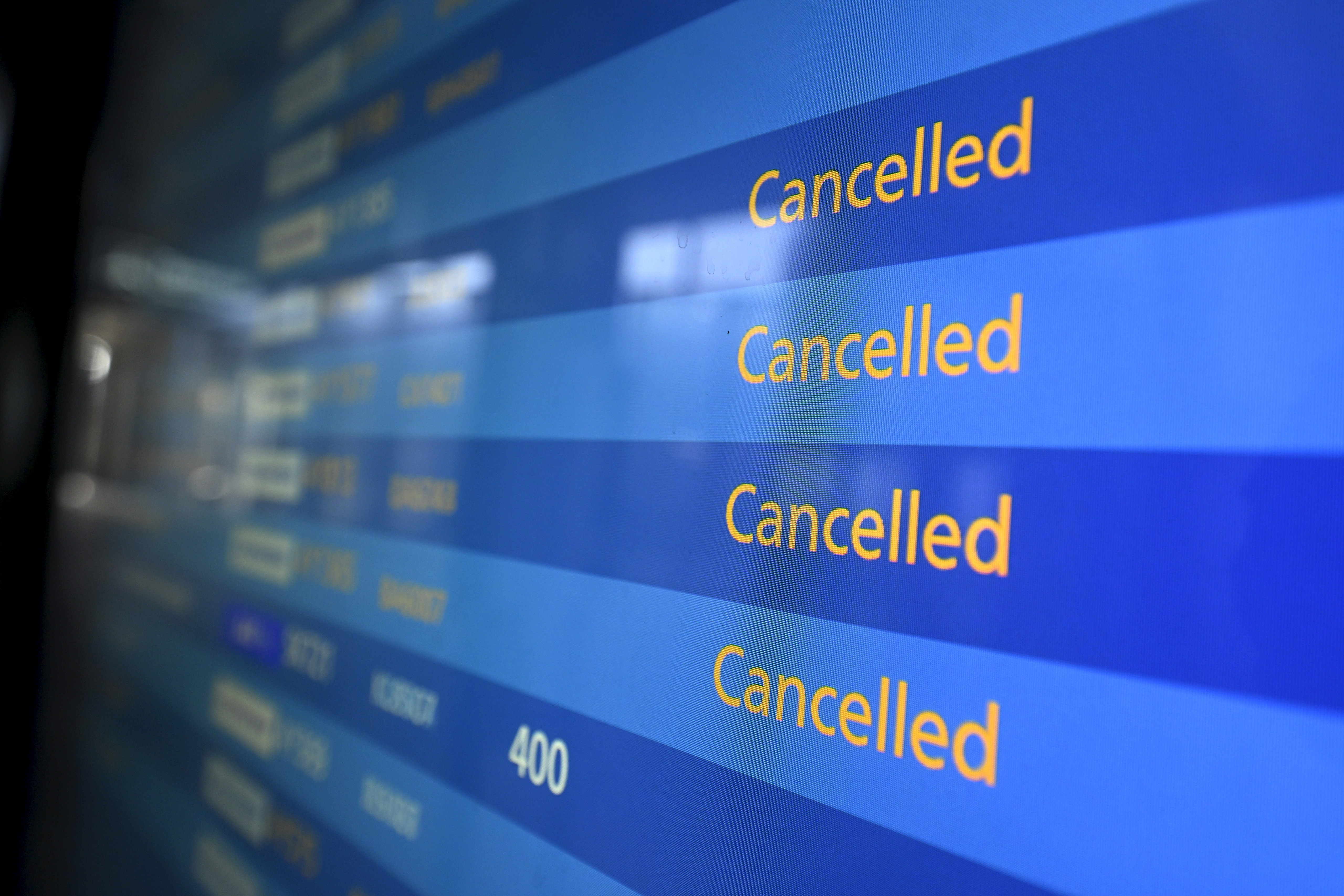 Lentoliikenteen häiriöt jatkuvat Hollannissa, myös junaliikenne seisahtui