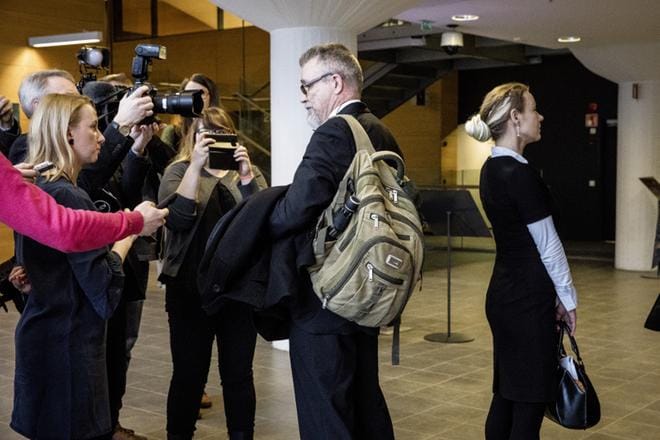 Tutkinnanjohtaja Markku Ranta-aho krp:stä tiedotusvälineiden edessä, toimittaja Laura Halminen oikealla Helsingin käräjäoikeuden käsittelyssä helmikuussa. KUVA: Joel Maisalmi