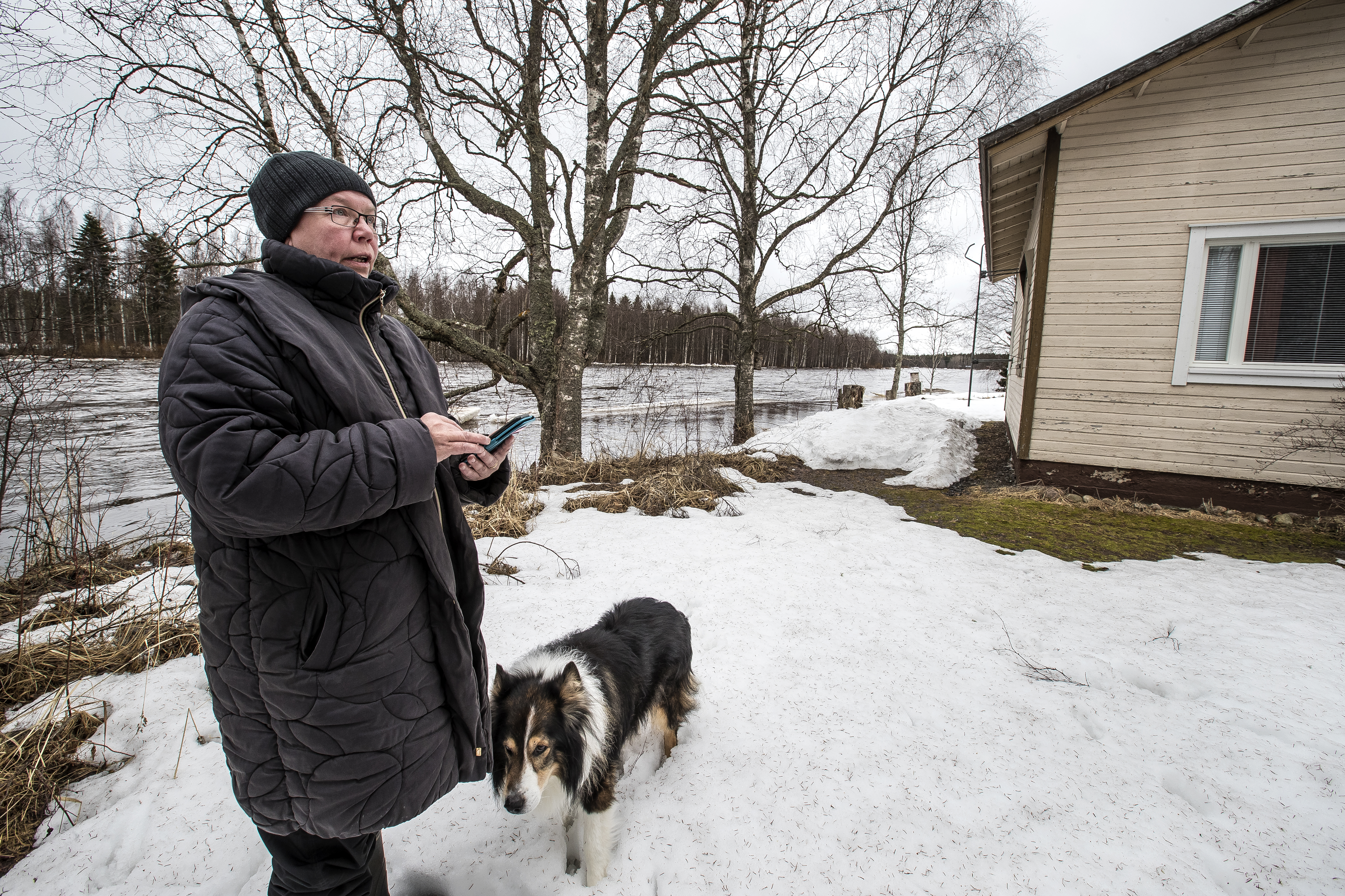 Minna Oravisjärvi myöntää, että kevättulva pelottaa joka kerta. Koskelankosken alapuolella vesi nousee jälleen.