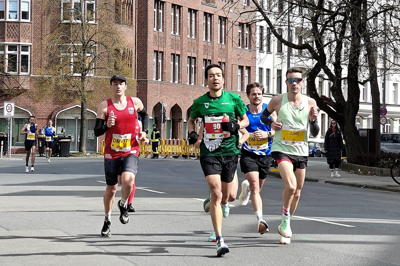 Juho Latvala (oik.) sai urakoida sopivavauhtisen juoksun Hannoverin maratonilla.