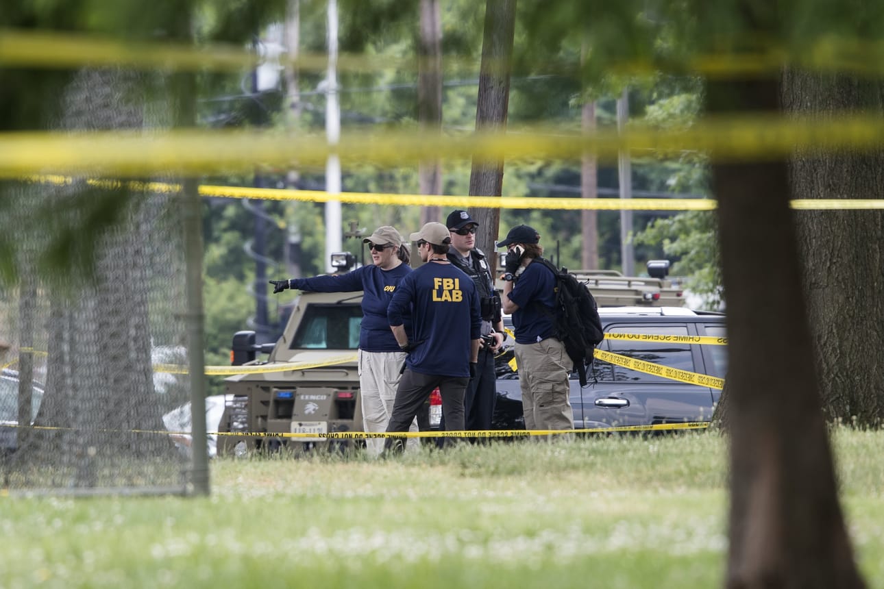 FBI:n tutkijat käyvät läpi paikkaa, jossa Yhdysvaltain republikaanien kongressiedustajaa ammuttiin keskiviikkoaamuna.