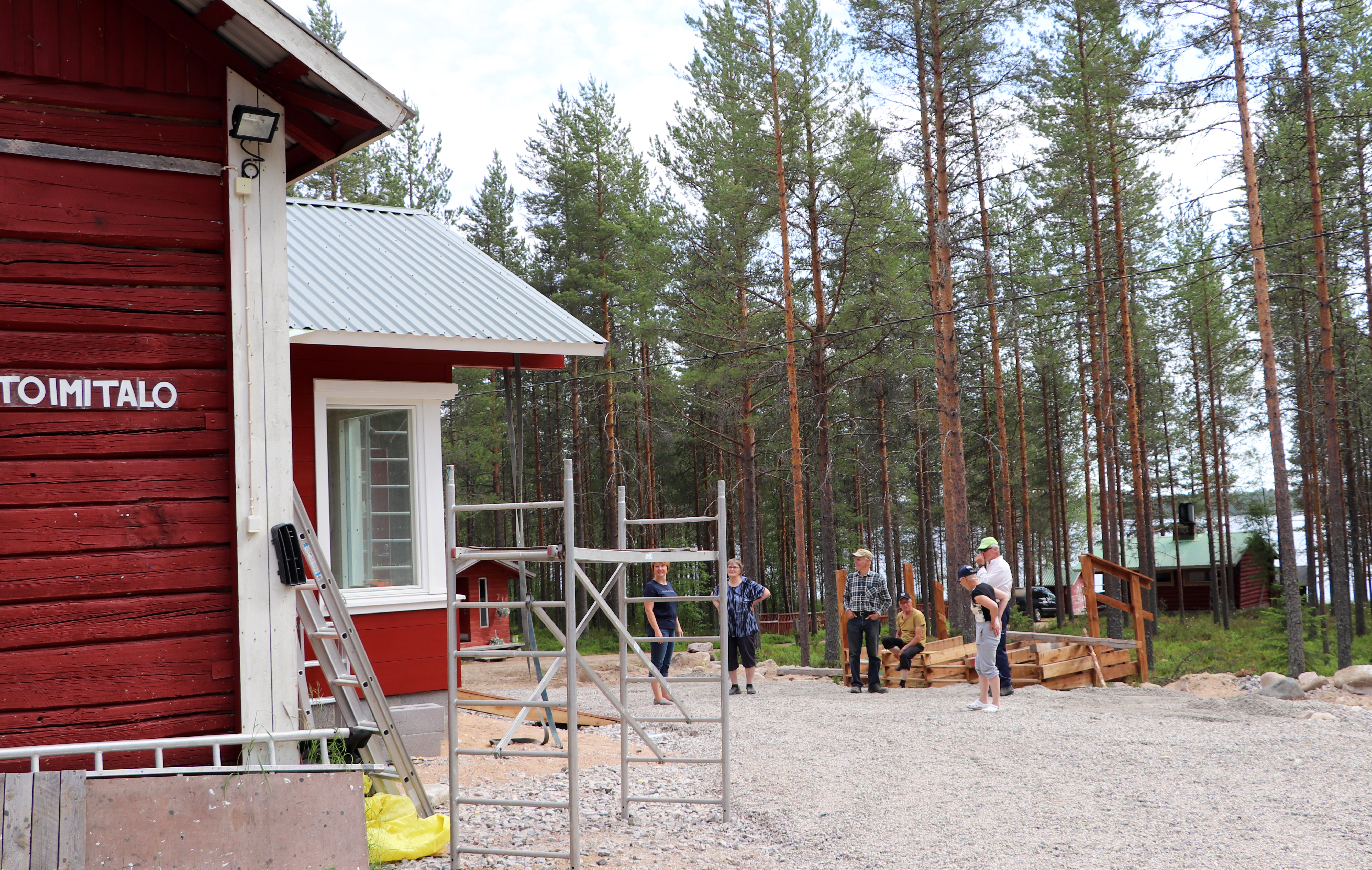 Marikaisjärven rannalla sijaitsevaan toimitaloon mahtuu sulavasti kuutisenkymmentäkin henkeä kerralla, mutta esimerkiksi hirvipeijaisissa päivän aikana käy toista sataa henkeä.
