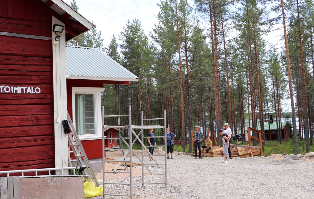 Marikaisjärven rannalla sijaitsevaan toimitaloon mahtuu sulavasti kuutisenkymmentäkin henkeä kerralla, mutta esimerkiksi hirvipeijaisissa päivän aikana käy toista sataa henkeä.