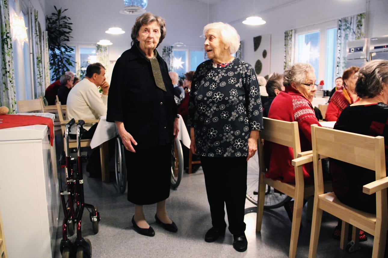 Kemin Oklaholman palvelukodissa asuvat Anneli Eriksson (vas.) Saara Honkanen osallistuivat palvelukodin puurojuhlaan.