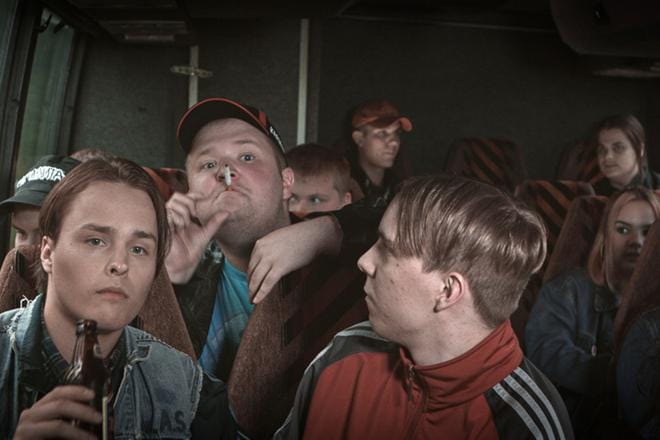Etelä-Pohjanmaalla 2019 kuvattu Kasino kertoo 90-luvun pohjalaisnuorten illanvietosta Kauhajoen kasinolla. Elokuva on kuin sukellus jollain maakunnan tanssilavalla örveltäneen jurvalaisen, kauhajokelaisen, seinäjokelaisen tai kenen tahansa lakeudella kasvaneen nuoruusmuistoihin. KUVA: KASINO-ELOKUVA