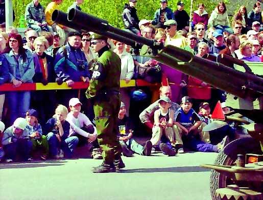 Paraati keräsi runsaasti katselijoita Kemissä.