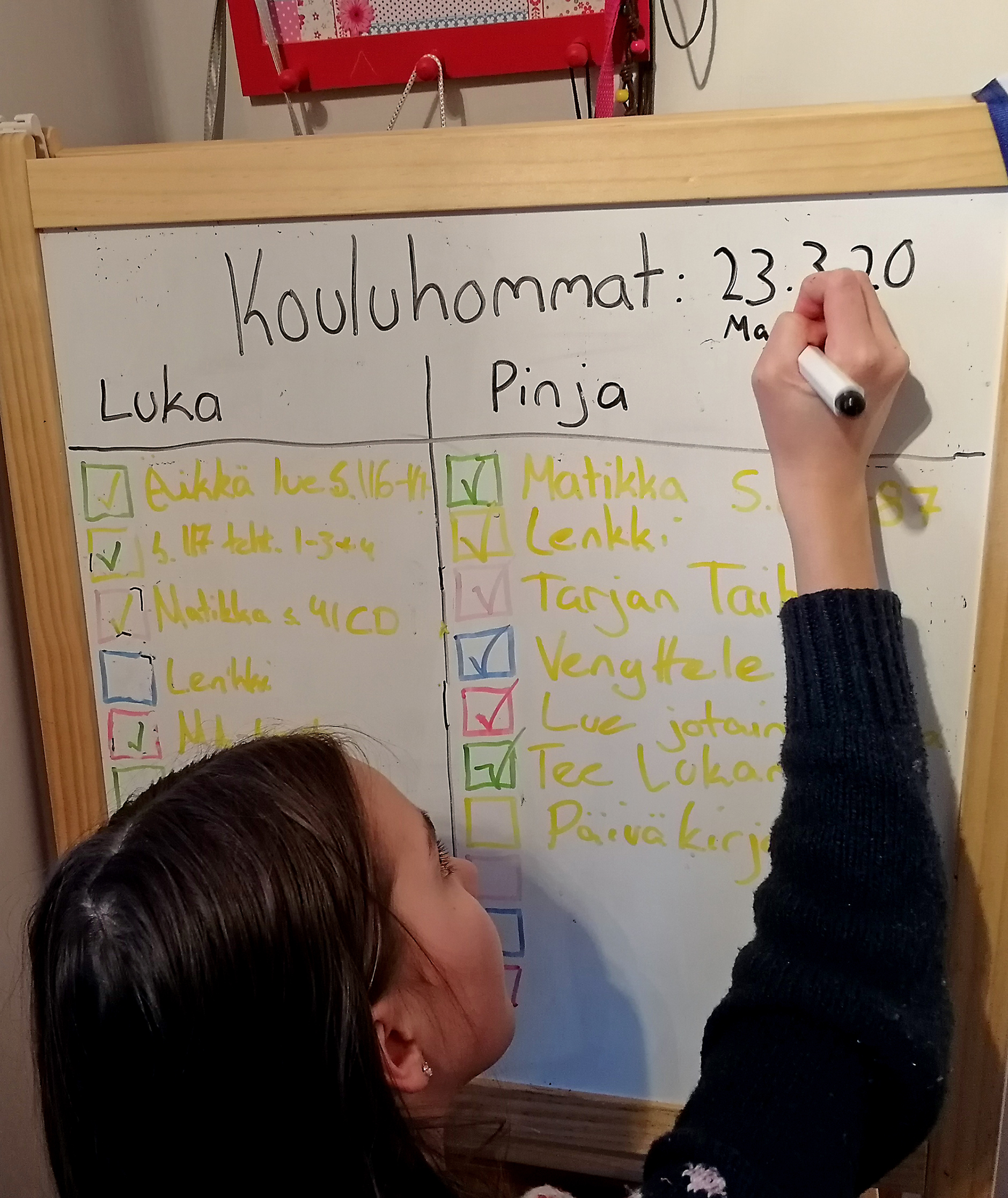 YLLÄ. 12-vuotias kempeleläiskoululainen Pinja Länsitie merkitsee päivän tehtävät suoritetuiksi valkotaululle.