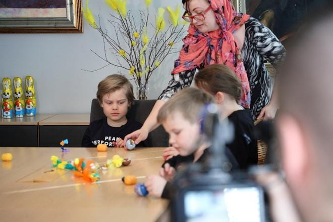 Elmeri Saari (vasemmalla), Senni Huhta ja ja Sulo Korppila (edessä) maistelevat pääsiäismunia Pohjalaisen raadissa. Kuva: Elina Nyström