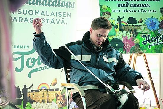 Kokoomus julkisti kampanjailmeensä keskiviikkona Helsingin Rautatientorin Jääpuistossa. Puheenjohtaja Jyrki Katainen laittoi luistimiensa nauhoja kuntoon.