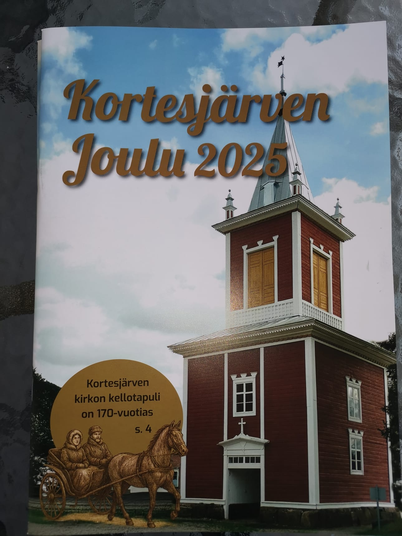 Joululehteä myyvät Kortesjärven yhtenäiskoulun 6. luokan oppilaat.
