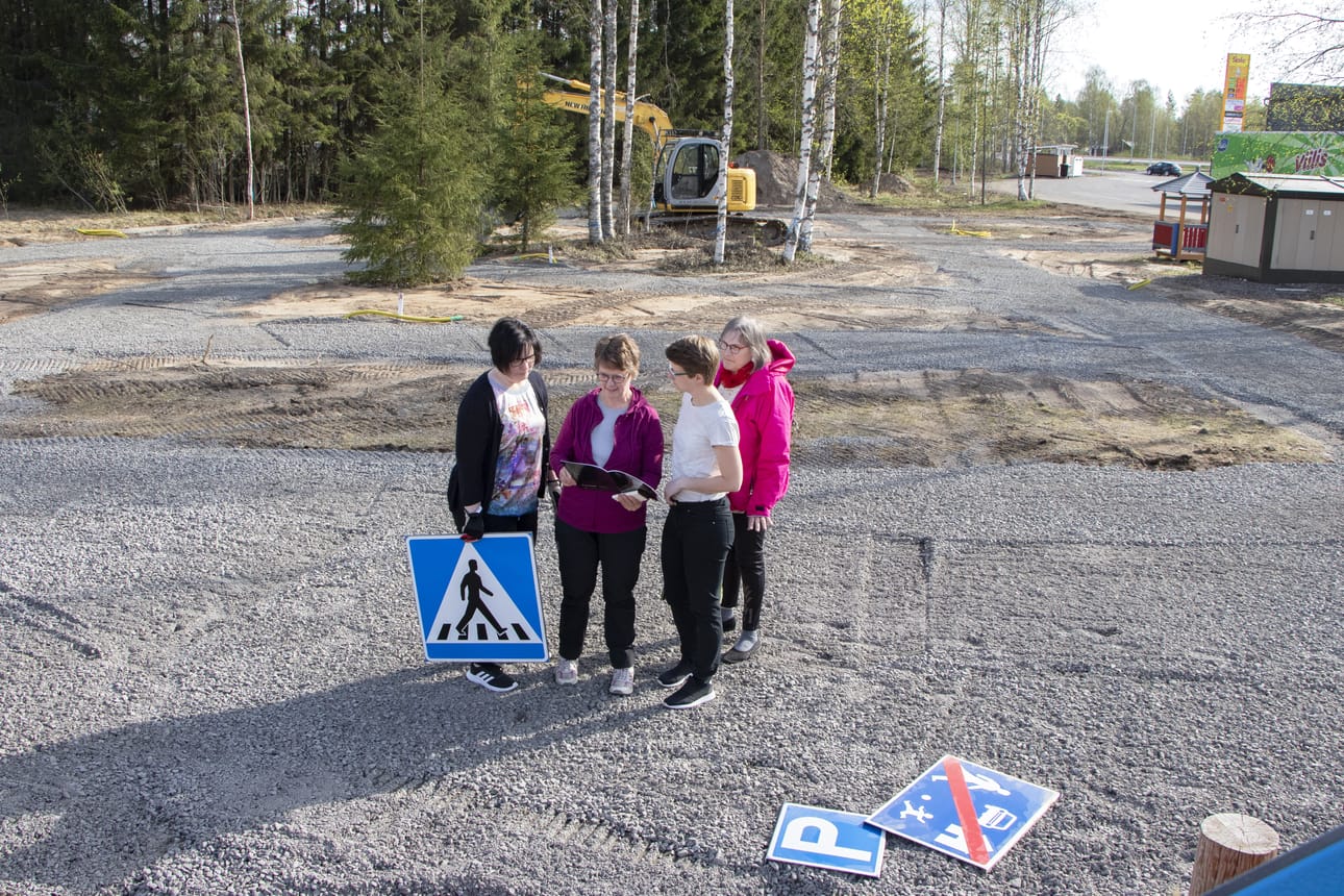 Pyhännän maa- ja kotitalousseuran leaderrahoitteinen liikennepuistohanke alkaa hahmottua hankeväen lisäksi myös kyläläisille. Pohjatyöt on tehty ja pinta odottaa sekä asfalttia että istutuksia ruoho- ja katepintoineen. Valmista pitäisi olla loppukesästä.