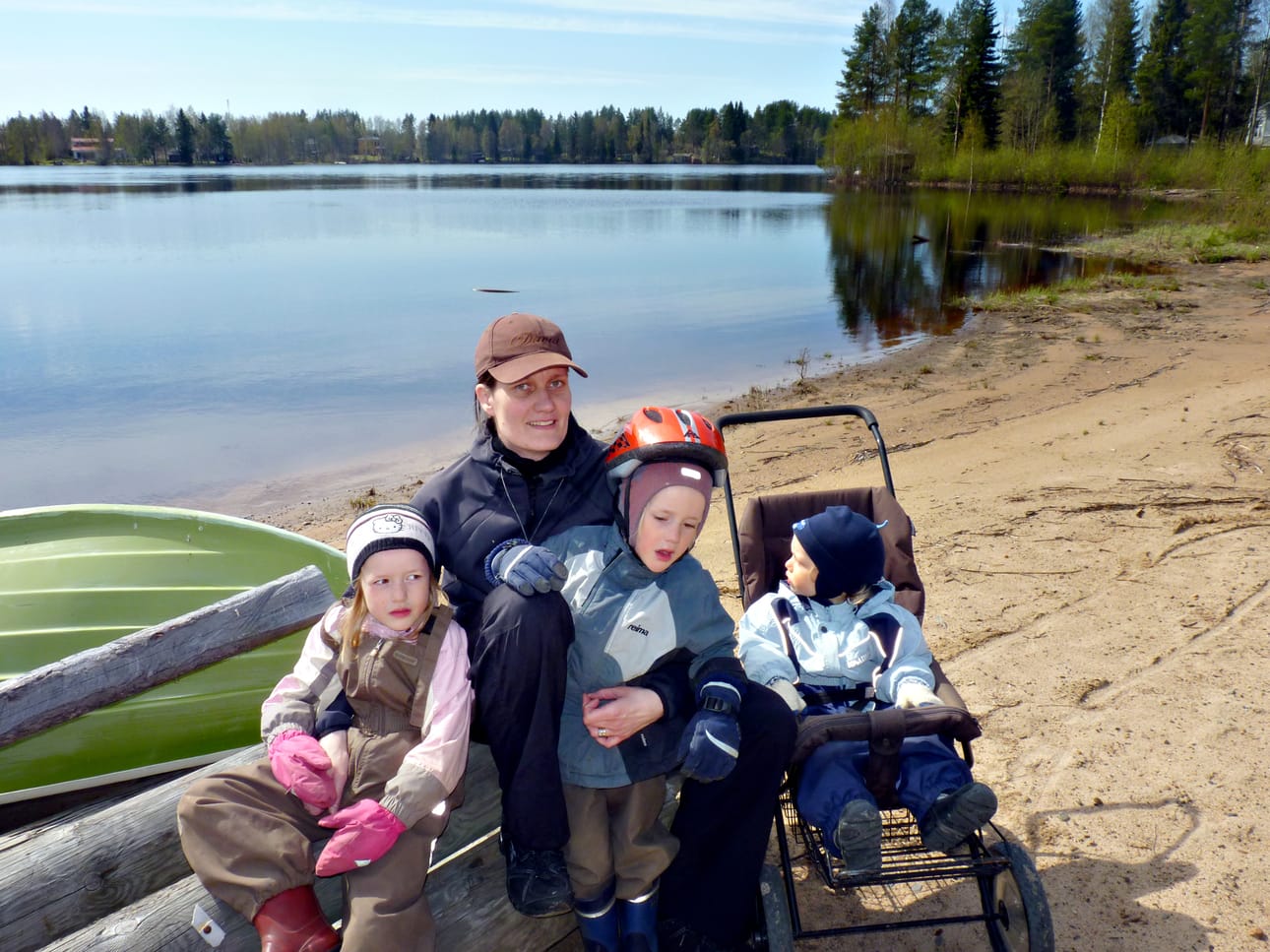 Hanna Mäkelän mielestä Jäälinjärven vesi on liian lietteistä, ja se aiheuttaa perheen uimareille iho-ongelmia. Veden äärellä asuminen on muuten mieluista lapsiperheelle, johon kuuluvat viisivuotias Marine (vas.), neljävuotias Juhana ja puolitoistavuotias Eero.