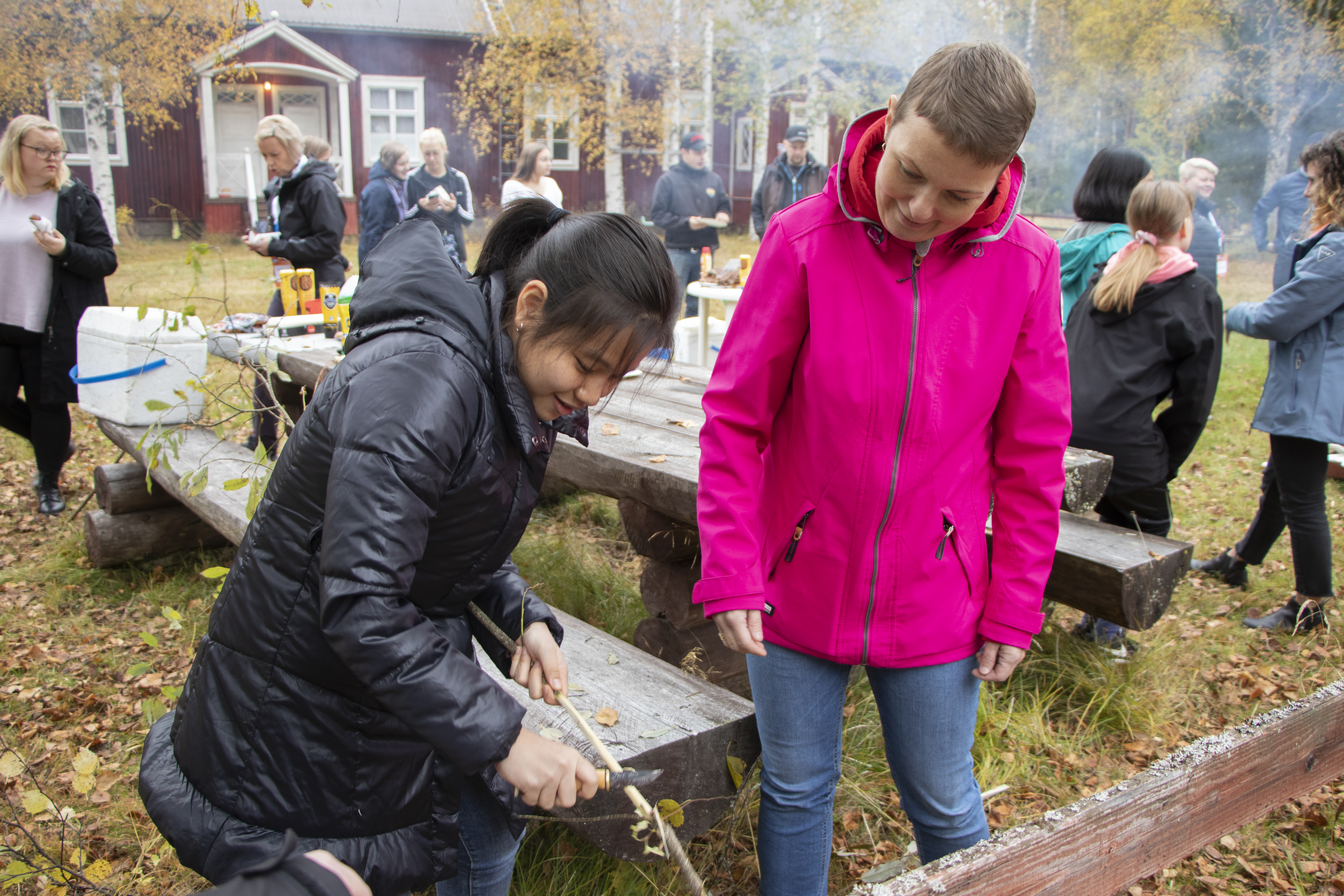 Osa maahan tutustumista on perinteiden oppiminen. Noppanut Sriphong sai Suomi-äidiltään Riikka Sirkolta neuvoja makkaratikun vuolemiseen.