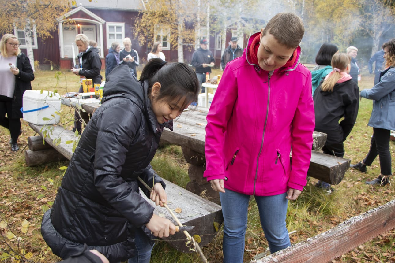 Osa maahan tutustumista on perinteiden oppiminen. Noppanut Sriphong sai Suomi-äidiltään Riikka Sirkolta neuvoja makkaratikun vuolemiseen.