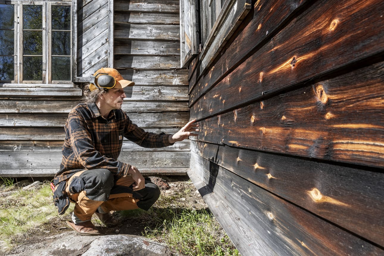 Kirkon etelänpuoleisissa seinissä patina on selvästi voimakkainta, näyttää restaurointiyrittäjä Tuomo Rinne.