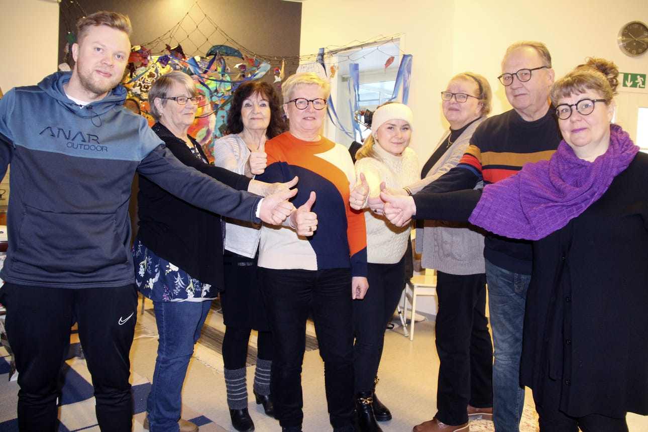 Jyri Hämäläinen, Asta Toivonen, Asta Lohvansuu, Terttu Lehtikangas, Seena Arvio, Hannele Myllykangas, Sauli Lehtikangas ja Anu Hultqvist kokoontuivat tekemään yhteenvetoa Valoisin mielin eläkkeelle -hankkeesta. Terttu sai projektinvetämisestä isot kiitokset, jokainen toimija kehui sitä, että Oulaisissa saatiin synnytettyä yhteistyöllä kokonaisuus, joka koettiin hyödylliseksi.