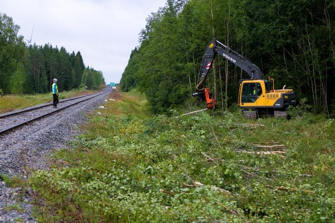 Arkistokuvassa Suupohjan radan varresta poistetaan puustoa.