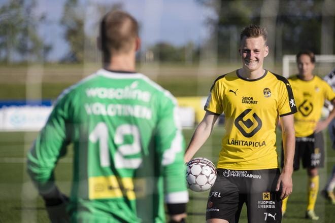 KuPSin Rasmus Karjalaista ei myhäilyttänyt enää Samu Volotisen torjuman rangaistuspotkun jälkeen. KUVA: AAKE ROININEN