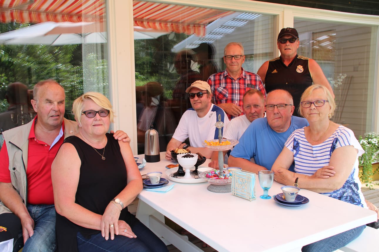 Huhtalan sisarukset kokoontuivat toissa viikolla Alavudella pidettyyn Niinimaan sukukokoukseen. Osa sisaruksista kerääntyi yhteen myös Revonlahdella. Vasemmalla Teuvo ja Sinikka Jussinoja ja oikeassa reunassa Pekka ja Anneli Huhtala. Taustalla Markku, Petri, Erkki ja Kimmo Huhtala.