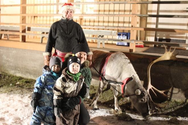 Hakojärveläinen Mirja Vainionpää poikiensa Mikaelin ja Matiaksen kanssa tulivat kuvaan poron kanssa eikä poro pelottanut poikia lainkaan. Sitä hoiteli varatonttu Altti Syrjänen.