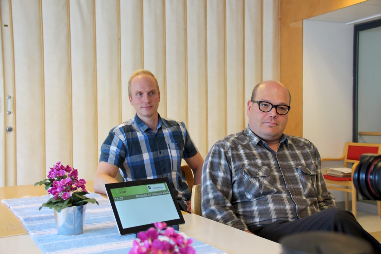 Pasi Tauriainen (edessä) kuvailee videopalvelun tuovan asiakkaille lisäturvaa kotona asumiseen. Jarkko Kukkonen korostaa palvelun sosiaalisia mahdollisuuksia.
