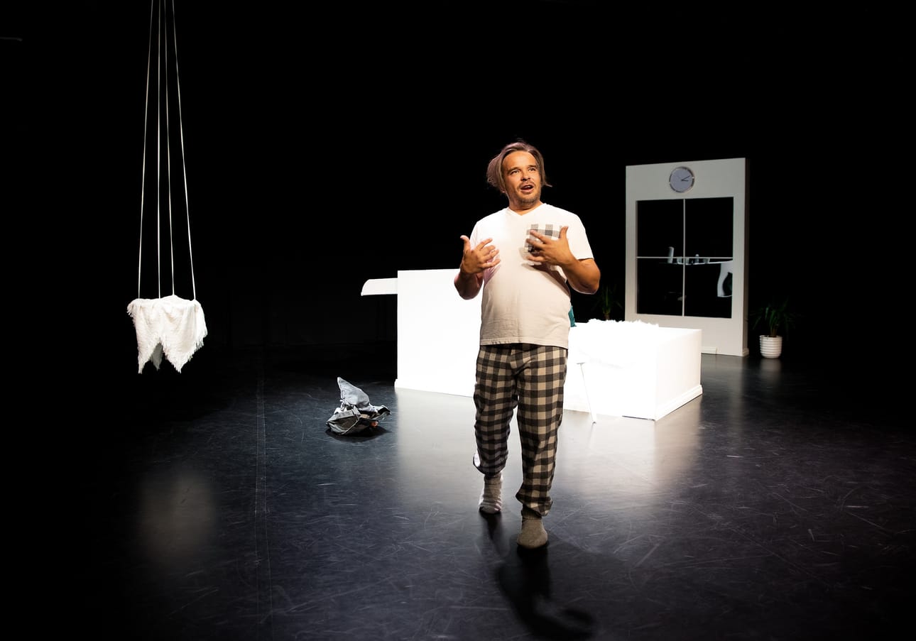 Teemu Kettulan esittämä mies hoitaa lasta öisin ja virkistyy mustan kahvin avulla muistelemaan mennyttä.