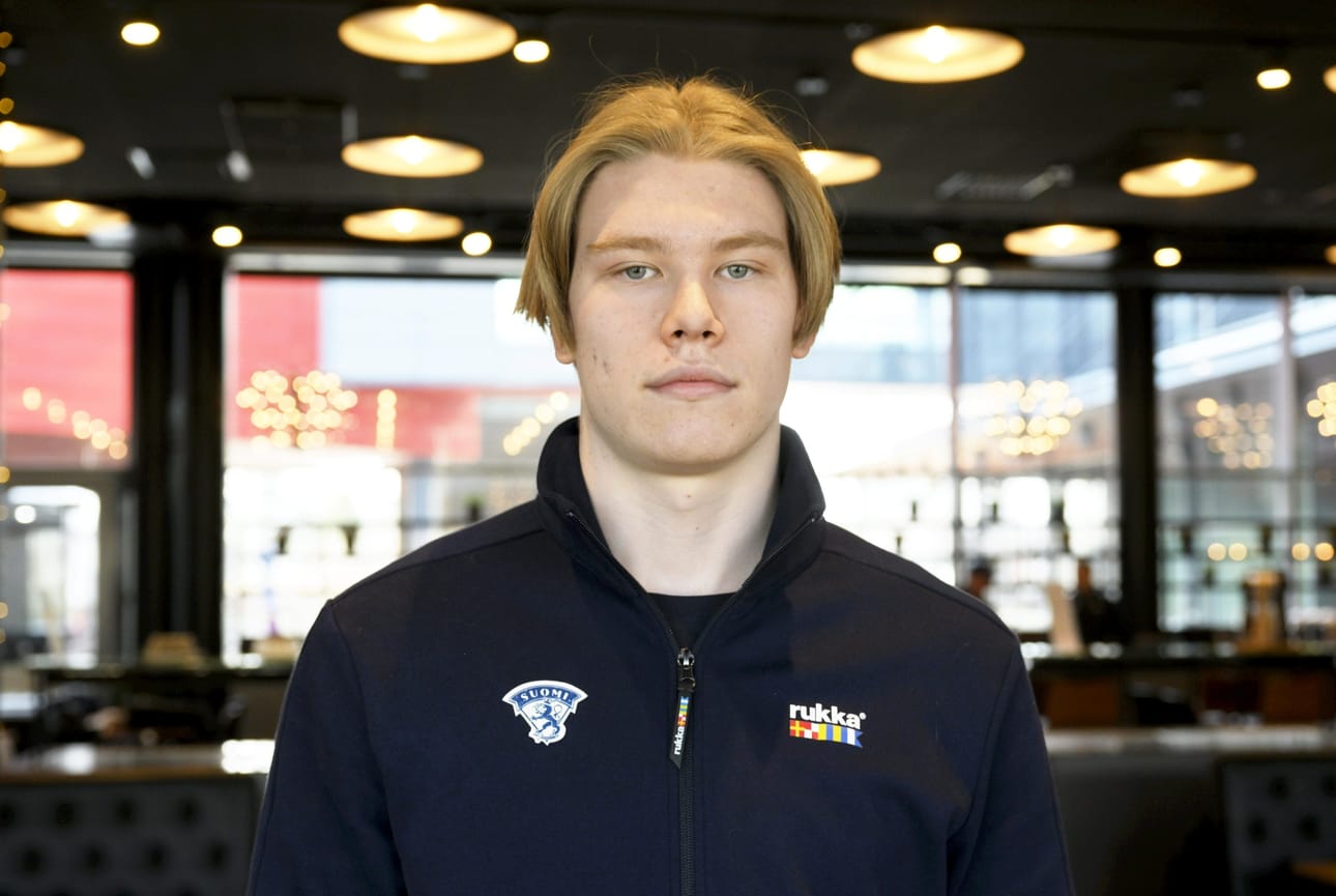 Julius Miettinen kuvaili itseään isokokoiseksi pelaajaksi, hyväksi luistelijaksi ja hyväksi kahden suunnan pelaajaksi. LEHTIKUVA / VESA MOILANEN