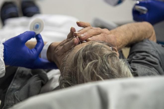 Merkittävä osa oireisen koronavirustartunnan sairastaneista kertoo erilaisista pitkään jatkuneista oireista. Mitä vaikeampi tauti on ollut, sitä todennäköisempiä ovat myös pitkäaikaisoireet. Sairaalahoidossa olleista joka toinen kertoi oireista vielä kolmen kuukauden kuluttua, KUVA: Luca Zennaro/EPA