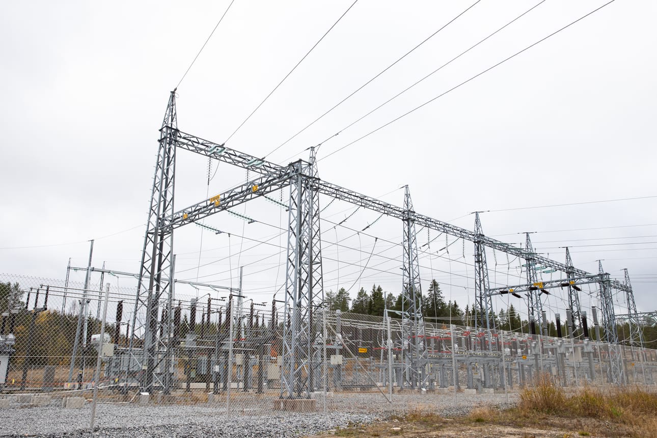 Reservimarkkinoille siirtyminen on luonteva seuraava askel Kuusamon energiantuotannon sähköistymisessä. Kuvassa on Säynäjävaaran sähköasema Kuusamossa vt 20 varrella. Kuvituskuva.