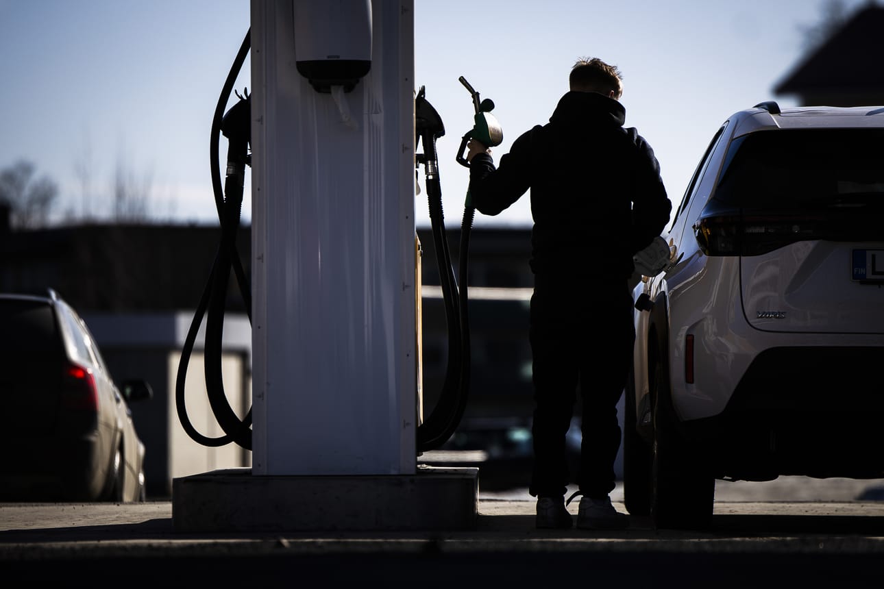 Hallitus päätti täsmätoimista polttoaineiden kalliiden hintojen lieventämiseksi. Tavalliselle autoilijalle hinnat tuskin laskevat bensapumpuilla.