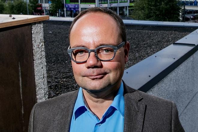 Seinäjoen kaupungin kehittämispäällikkö Sami Mäntymäki on työskentelyt muun elinvoimatoimialan väen tapaan asemanrakennuksen väliaikaistiloissa, kun kaupungintaloa on remontoitu.KUVA: JAAKKO ELENIUS