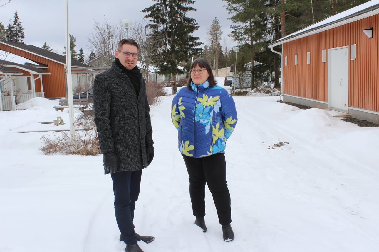 Kuortane voi asuttaa Ukrainan-pakolaisia muun muassa Kortesmäen asuntoalueelle, lähelle luontoa ja keskustaajaman palveluita, esittelevät isännöitsijä Anu Kataja ja kunnanjohtaja Teemu Puolijoki.