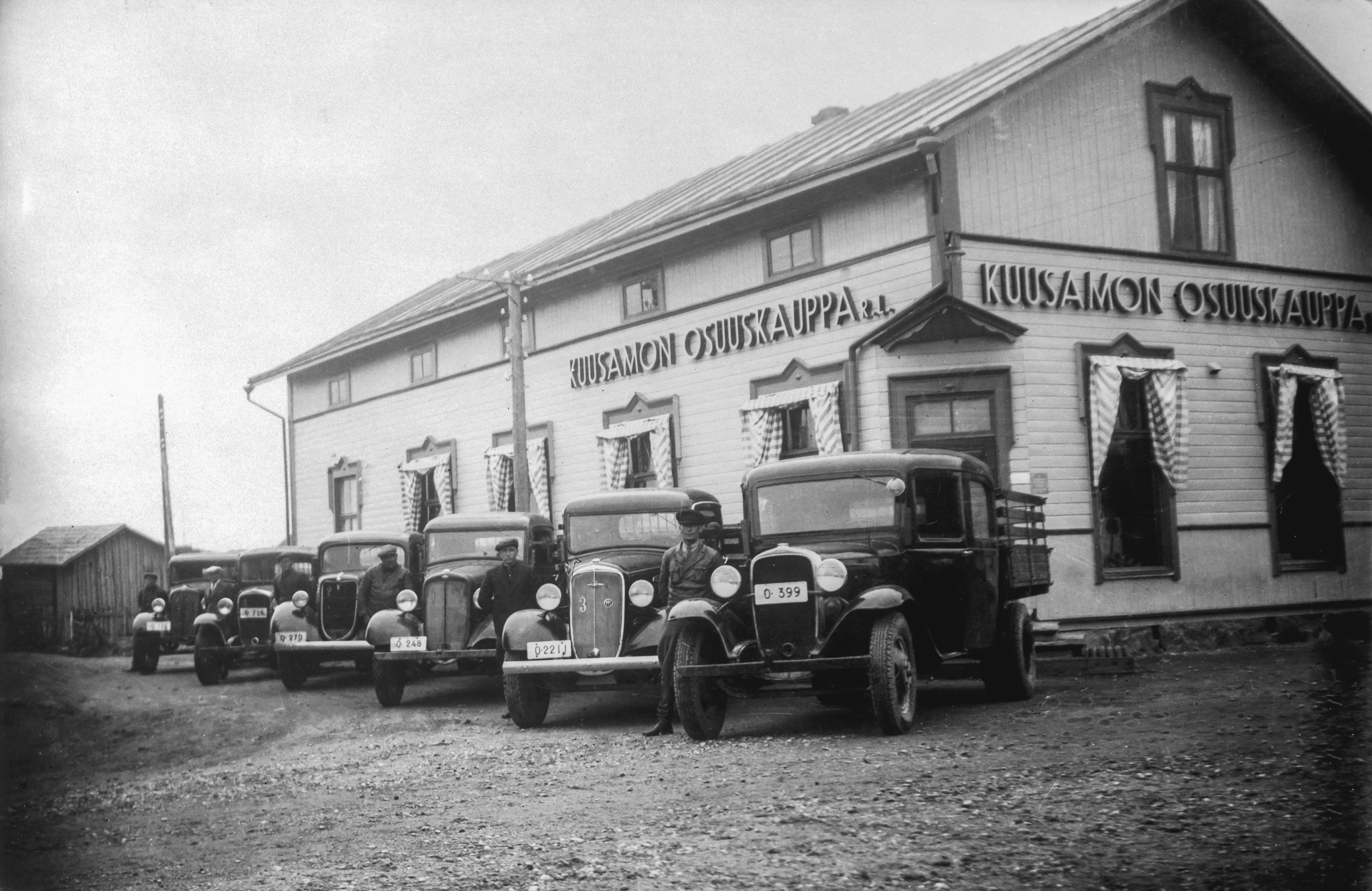 Kirkonkylän neljäntienristeyksessä sijainneesta Osuuskaupan myymälä 1930-luvulla. Vanhoissa kuvissa olevien paikkojen, ihmisten ja tapahtumien tunnistamiseen tarvitaan yleisön apua.
