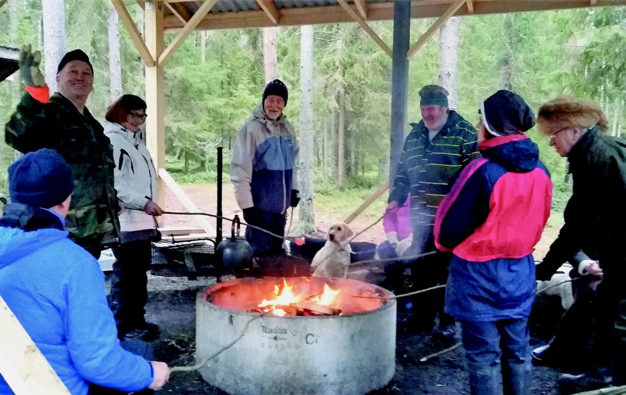 Ilmeistä päätellen nuotion ympärillä ideoitiin lennokkaasti uusia tapahtumia, joita katos nyt mahdollistaa!
