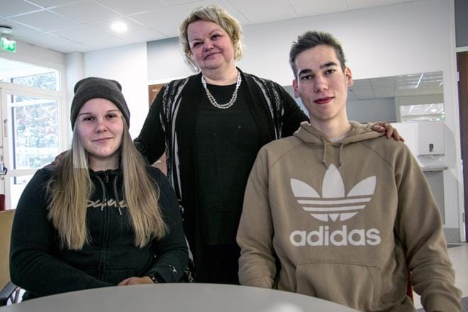 Petra Leppälä, Päivi Viitanen ja Kalle Penttinen sanovat, että Teuvan lukiossa on hyvä henki. KUVA: JORMA HAVULA