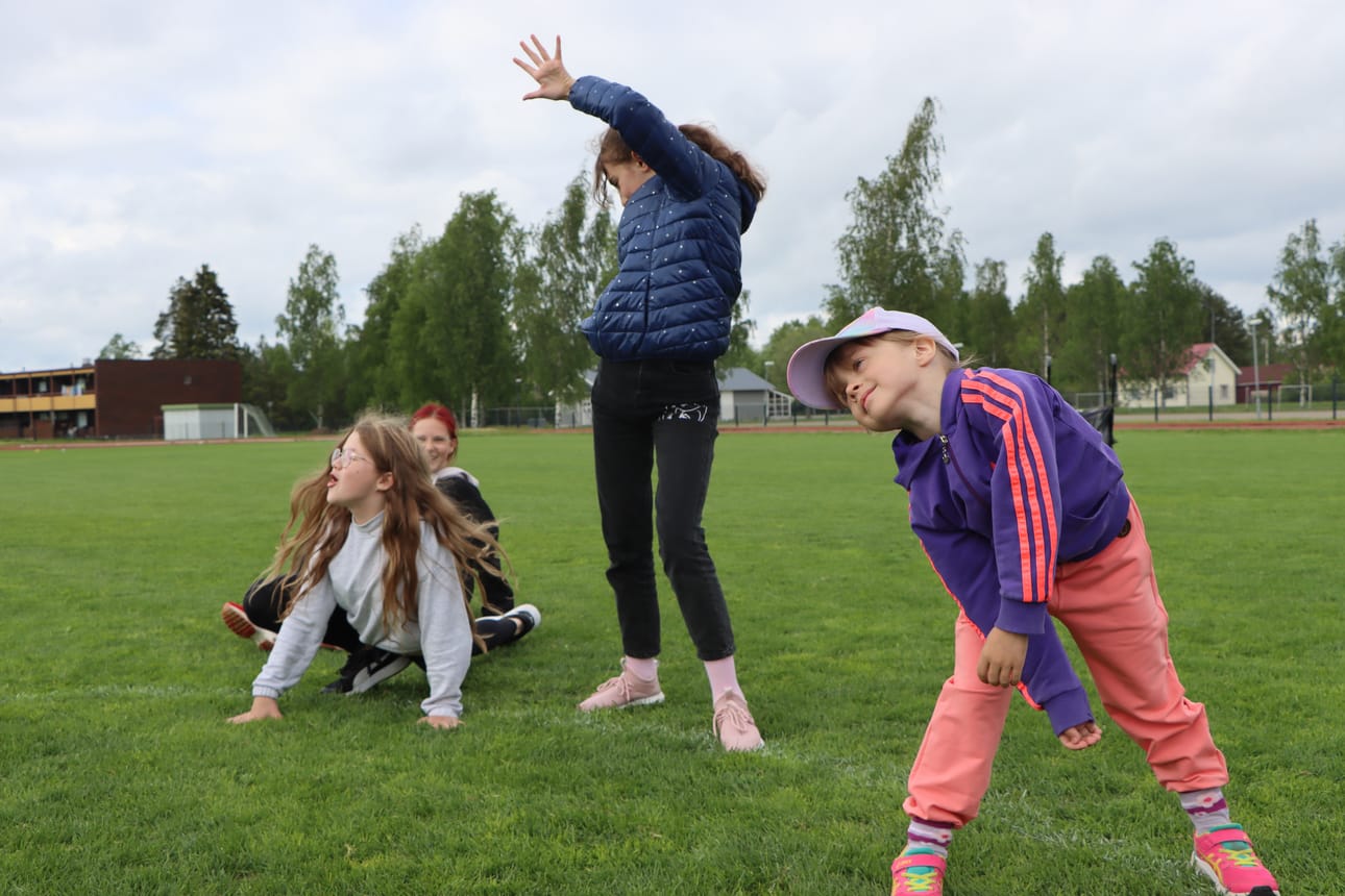 Tytöt ovat jähmettyneet pyörityksen jälkeen paikoilleen "valokuvaan".