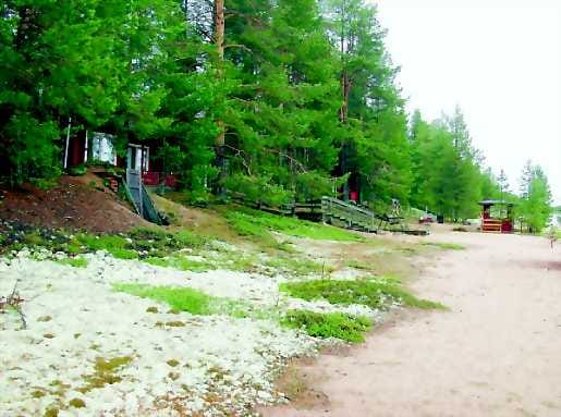 Täynnä. Säräisniemen parhailta rannoilta tyhjiä tontteja ei enää löydy.