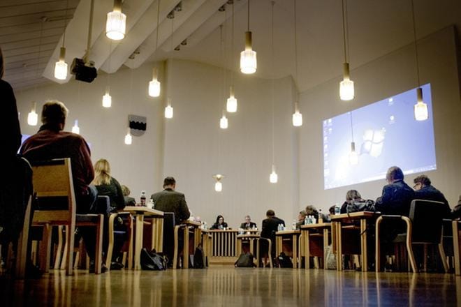 Kuntien luottamushenkilöt saavat yleensä kunnalta pienen joululahjan. Kuvassa on käynnissä Seinäjoen kaupunginvaltuuston istunto. Seinäjoen valtuutetut ovat saaneet viime vuodesta lähtien aineettoman joululahjan. ARKISTOKUVA: JAAKKO ELENIUS