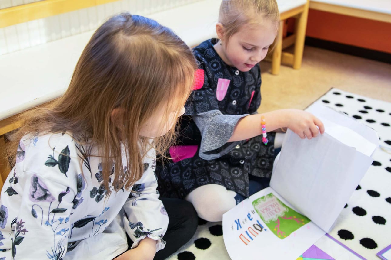 Päiväkoti Hiirilimpun eskaripalavereissa on suunniteltu muun muassa luistelua, hiihtämistä, metsäretkiä, leipomista ja näytelmiä. ”Siellä valitaan ensin puheenjohtaja ja se antaa puheenvuoron jokaiselle, jolla on ideoita”, itsekin puheenjohtajana vaikuttanut Viima Rissanen kertoo.