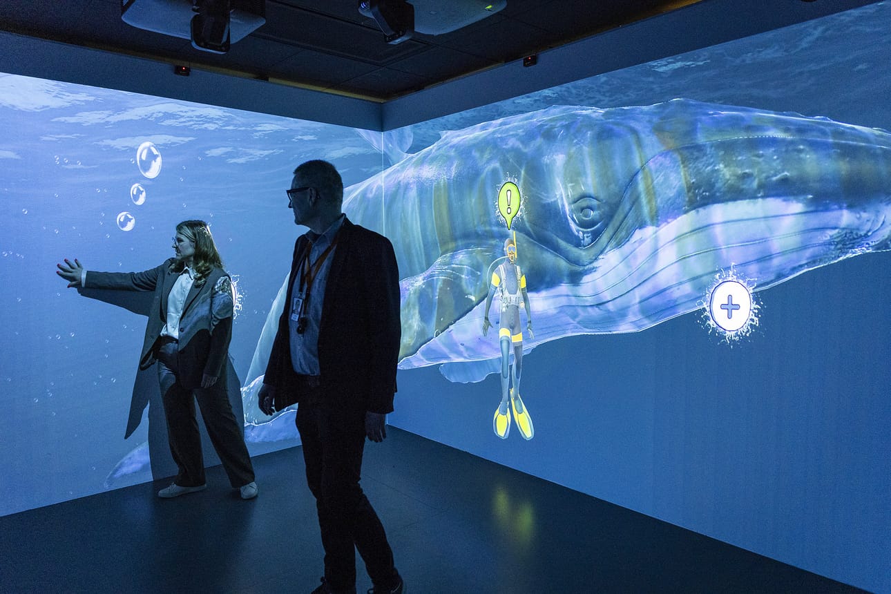 Virtuaalinen laboratorio toimii kosketuksella. Järjestelmäasiantuntija Hanna-Leena Huttunen (vas.) esittelee merenalaista virtuaalimaailmaa yhdessä kehittämispäällikkö Mika Paldaniuksen kanssa.