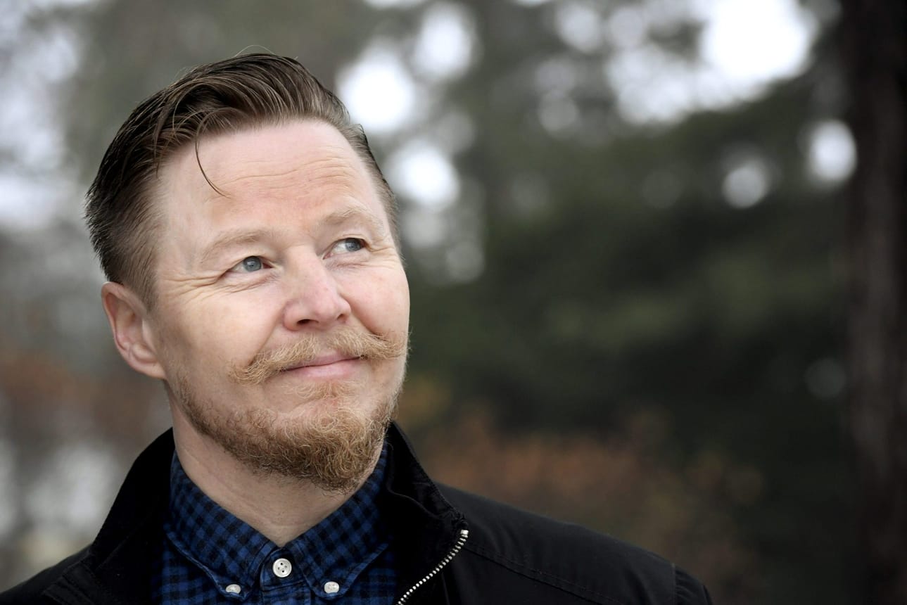 Mikki Kauste vaikuttaa vuonna 1993 perustetussa Egotripissä: – Monet tuon ajan suomirock-bändit nojasivat slaavilaiseen melankoliaan. Me haimme virikkeitä enemmän lännestä, lähinnä Ruotsista ja Briteistä.