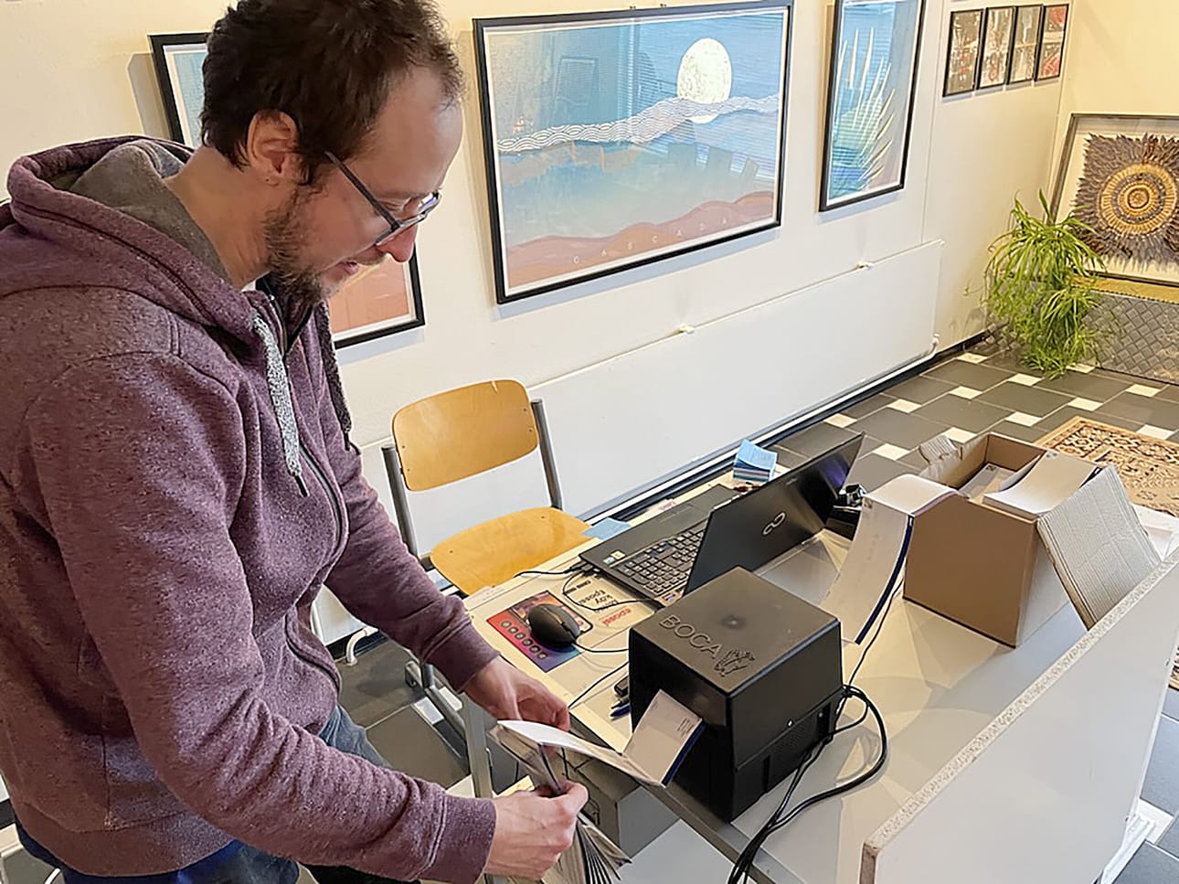 Jarno Valkjärven työpisteessä on tulostettu jo runsaasti Musiikkiviikkojen lippuja. Myynti jatkuu KoronaGalleriassa musiikkiviikkojen ajan.