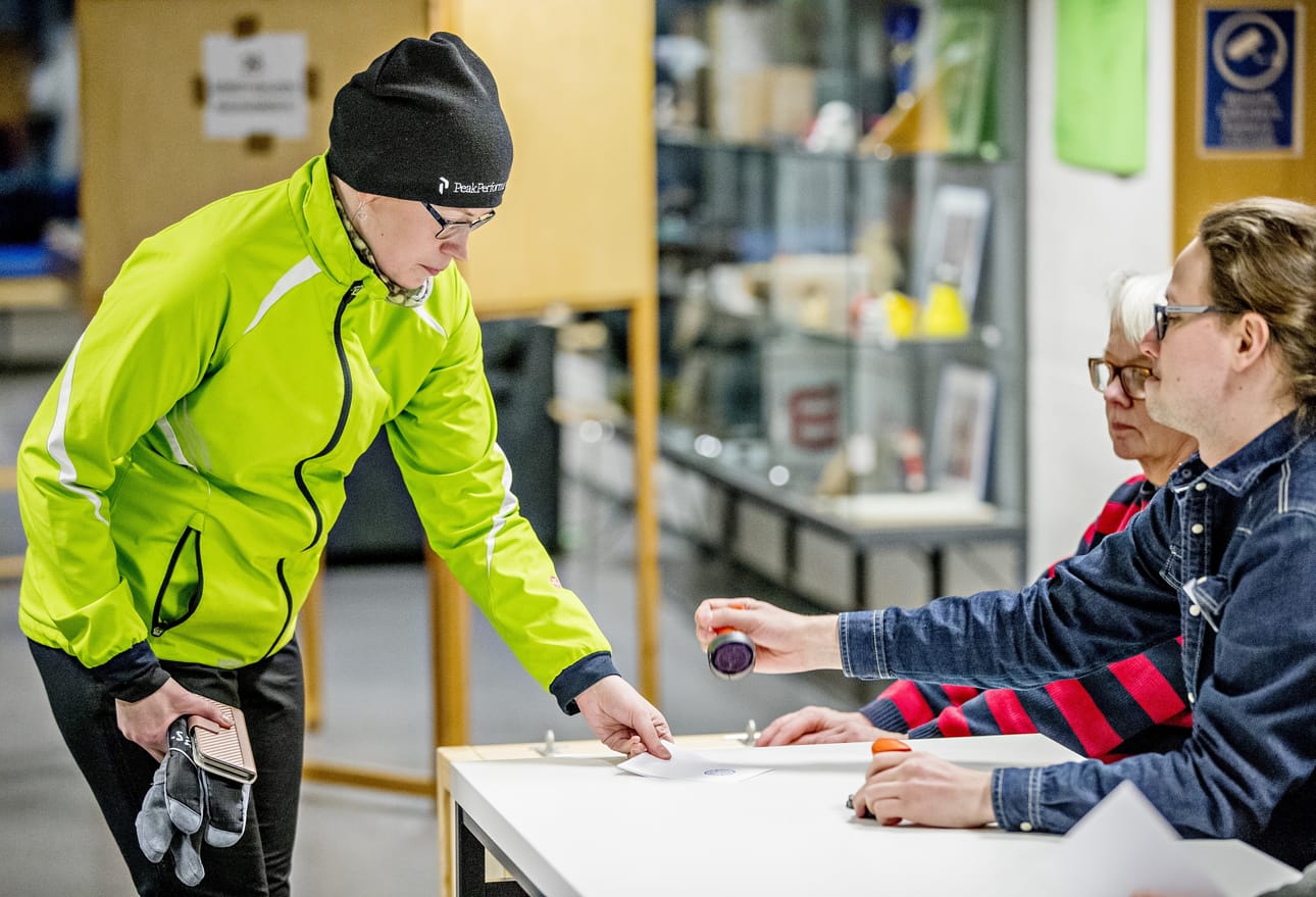Ninna Keisu kävi äänestämässä Pateniemen koululla hiihtoreissun yhteydessä. Vaalivirkailijoilla Riitta Lumiaholla ja Tomi Nissisellä riitti alkuillasta töitä.