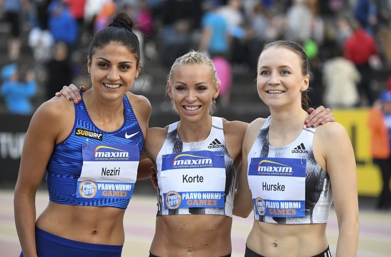 Suomen pika-aiturit Nooralotta Neziri (vas.), Annimari Korte ja Reetta Hurske ovat radalla kisojen päätösviikonloppuna.