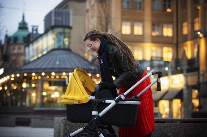 Vaasalainen Lotta Alhonnoro valittiin viime viikonloppuna Vaasan vaalipiirin vihreiden puheenjohtajksi. Tänä vuonna hän on myös väitellyt tohtoriksi ja sai toisen lapsensa alkusyksystä. Kuva: Jarno Pellinen