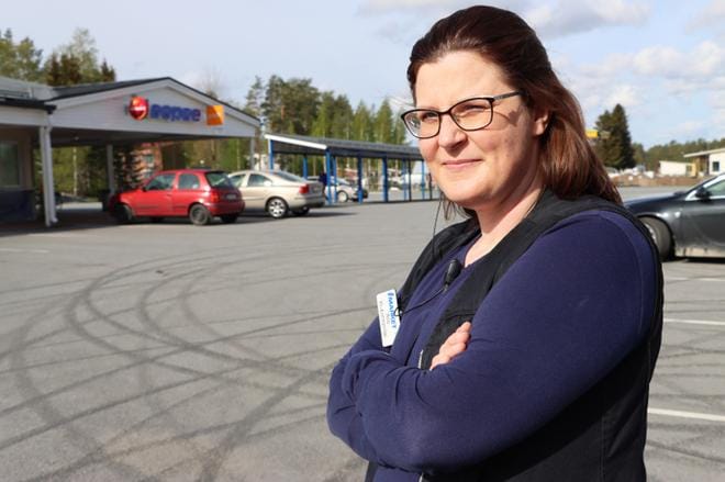 Tummat jäljet asfaltin pinnassa kertovat, että kumia on taas poltettu ja renkaita vingutettu Kuortaneen S-marketin pihassa. KUVA: EEVA-LIISA KULJU