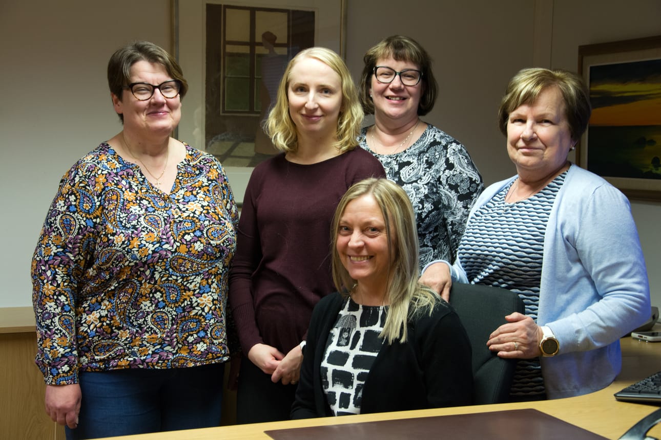 Toimitusjohtaja Marjo Silvosen (oikealla) kanssa yhteiskuvaan asettuivat toimiston muut työntekijät Pirjo Ojanen, Jenni Jarva, Maarit Rintamäki ja Helena Hautoniemi.