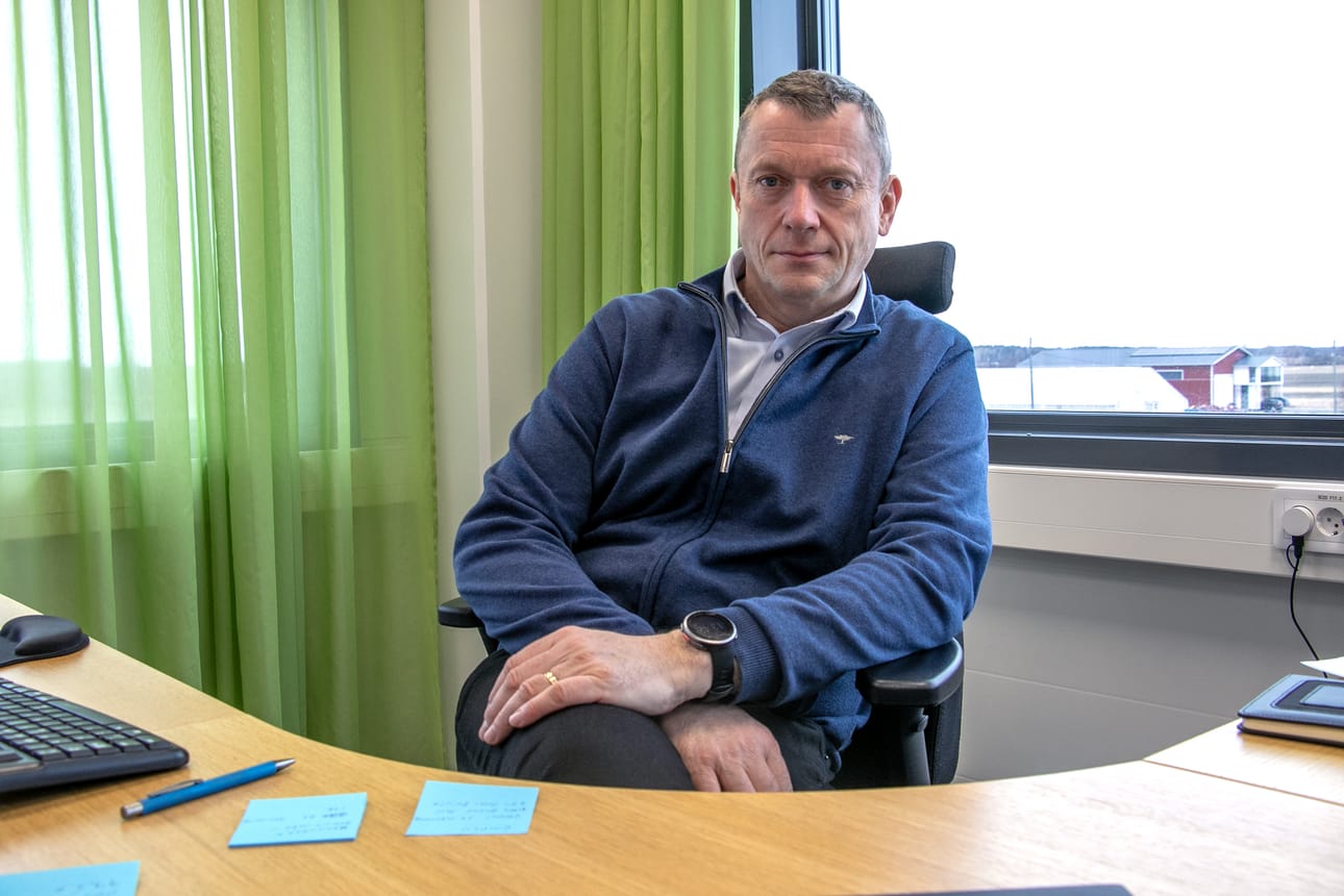 Närpiön Vihanneksen toimitusjohtaja Tomas Lindforsin mielestä datakeskusten yhteyteen kaavailtujen kasvihuoneiden vaikutuksista koko kasvihuonetoimialaan pitäisi tehdä kunnon selvitys.