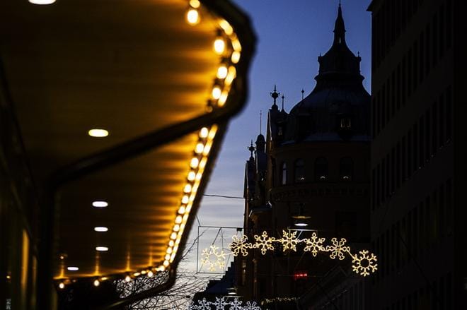 Vaasan kävelykadun yllä leijailee lumihiutaleita. KUVAT: JARNO PELLINEN