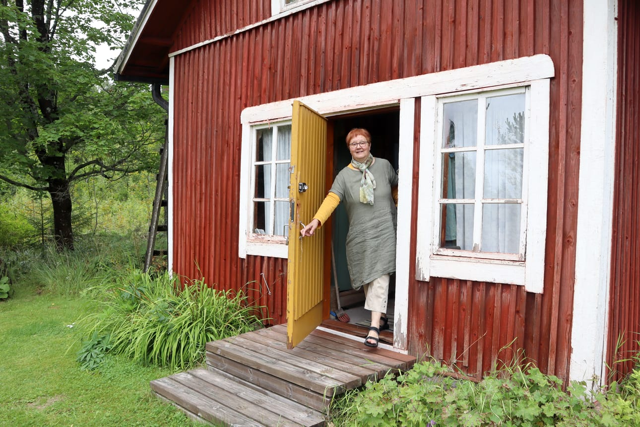 Jyväskylässä asuva Kakkuri ottaa toimittajan vastaan lapsuudenkodissaan Jurvassa. Se on nykyisin hänen ja hänen siskonsa kesäpaikkana.